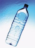 L'eau en bouteille plastique